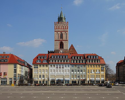 Die Marienkirche mit dem Brunnenplatz