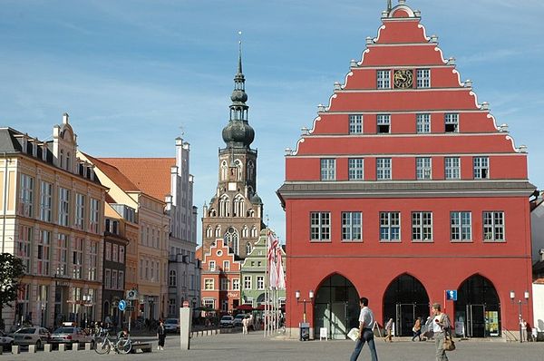 Greifswald - Markt mit Rathaus