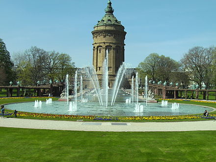 Mannheim - Wasserturm mit Brunnenanlage