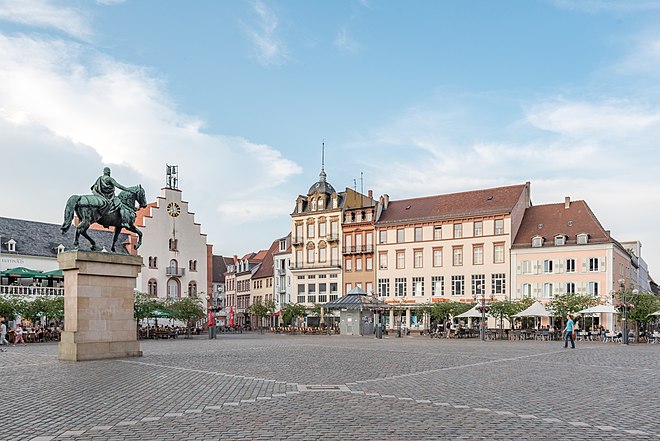 Rathausplatz (Ostseite) in der Landauer Innenstadt