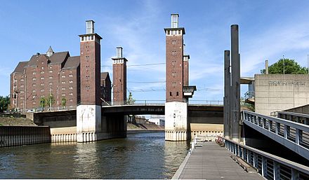 Schwanentorbrücke im Duisburger Innenhafen